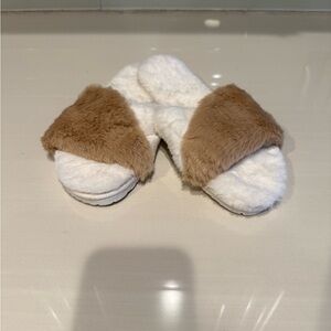 Women's Slippers slides 7 faux fur soft creamy white & tan crossover band flat